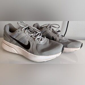 Men’s Nike Light Gray Running Shoes
